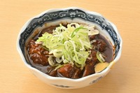 名古屋のソウルフード「どて煮」は、当店で味わえる名物料理の一つです。八丁味噌をベースにした濃厚な煮込み汁が、牛すじやこんにゃくにじっくりと染み渡り、奥深いコクと旨味を引き出します。