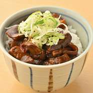 八丁味噌の濃厚な風味が染み込んだ牛すじとご飯の絶妙な組み合わせが楽しめる、名古屋の名物ご飯です。当店では、コク深いどて煮をたっぷりとご飯にかけ、さらにネギや七味を添えて、香り高い一杯に仕上げました。