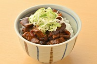 八丁味噌の濃厚な風味が染み込んだ牛すじとご飯の絶妙な組み合わせが楽しめる、名古屋の名物ご飯です。当店では、コク深いどて煮をたっぷりとご飯にかけ、さらにネギや七味を添えて、香り高い一杯に仕上げました。