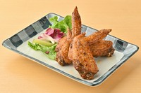 外はパリッと香ばしく、中はジューシーな肉汁が溢れ出す自慢の一品です。特製のスパイスをしっかりと効かせ、名古屋独特の甘辛いタレで仕上げています。