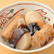 名古屋名物の八丁味噌を使った濃厚な味噌だれが特徴です。当店では、大根や玉子、こんにゃくなど、定番のおでん具材を厳選して盛り合わせ、じっくり煮込んで味を染み込ませました。