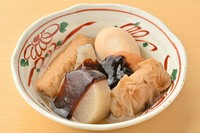 名古屋名物の八丁味噌を使った濃厚な味噌だれが特徴です。当店では、大根や玉子、こんにゃくなど、定番のおでん具材を厳選して盛り合わせ、じっくり煮込んで味を染み込ませました。