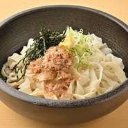 幅広の麺が特徴で、つるりとした喉ごしとしっかりとしたコシが楽しめます。特製のぶっかけつゆをたっぷりとかけ、季節の野菜や天ぷらを添えてボリューム満点に仕上げました。