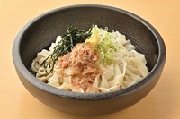 幅広の麺が特徴で、つるりとした喉ごしとしっかりとしたコシが楽しめます。特製のぶっかけつゆをたっぷりとかけ、季節の野菜や天ぷらを添えてボリューム満点に仕上げました。