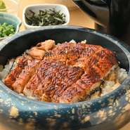 名古屋の伝統的な食べ方を楽しめる贅沢な一品です。香ばしく焼き上げた鰻を、まずはそのまま、次に薬味を加えて、最後に出汁をかけてお茶漬け風にと、三度の味わいをお楽しみいただけます。