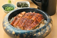 名古屋の伝統的な食べ方を楽しめる贅沢な一品です。香ばしく焼き上げた鰻を、まずはそのまま、次に薬味を加えて、最後に出汁をかけてお茶漬け風にと、三度の味わいをお楽しみいただけます。