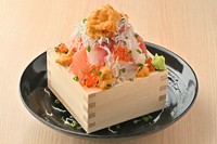 鮮度抜群の海の幸をふんだんに使用した贅沢な升寿司。いくらやマグロ、ウニなど色鮮やかな海鮮が一度に味わえる一品です。視覚的にも満足度抜群で、特別なひとときを彩ります。数量限定なのでお早めに！