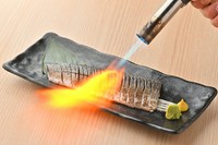 新鮮な〆鯖を香ばしく炙り、旨味を最大限に引き出しました。口の中で広がる脂の甘みと軽やかな酸味が絶妙に調和。お酒との相性も抜群の逸品です。