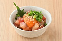 厳選した新鮮な海鮮を特製ダレで味付けしたユッケ。卵黄を絡めることで、濃厚な旨味が口いっぱいに広がります。お酒のつまみとしても最高の一皿。