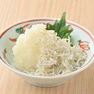 愛知県産の新鮮なしらすをたっぷりと使用した逸品。しらすの豊かな風味と大根おろしの爽やかさが口の中で優しく広がり、箸が止まりません。