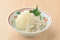 愛知県産の新鮮なしらすをたっぷりと使用した逸品。しらすの豊かな風味と大根おろしの爽やかさが口の中で優しく広がり、箸が止まりません。