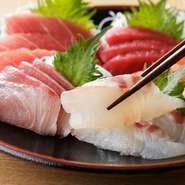 各地より毎朝直送される鮮魚は季節の旬のものを厳選します。調理にもこだわり、繊細な味付けで旨みを引き出します。