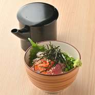 カツオと昆布の旨味を効かせた特製出汁に、新鮮な海鮮を乗せたお茶漬け。あっさりとした味わいの中に感じる海鮮の旨味が、食事の締めにぴったりです。