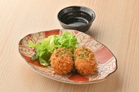 濃厚な蟹味噌を贅沢に加えたクリーミーなカニクリームコロッケ。外はサクサク、中はとろけるような食感がたまらない一品。蟹の香りが広がる贅沢な味わいです。