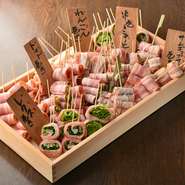 当店自慢の野菜巻き串は、季節ごとの新鮮な野菜を贅沢に使用した一品です。一本一本、心を込めて巻き上げるため、野菜の甘みと香りが感じられます。
