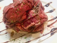 皆さん居酒屋に来店されたら、おとうし 出ますよね、、あれ残しちゃうと思うんです笑笑
それが！ボノボではなんとローストビーフが出てきちゃいます！