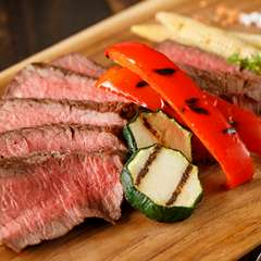 やわらかな希少部位で肉の旨みを満喫『イチボステーキと野菜のグリル』