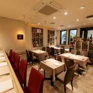 お店のフロアは地下に位置していますが、柔らかく自然光が差し込んでくつろぎを演出しています。少しだけ特別な、でもさりげない空間です。