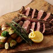 【かもめのイタリアン】の料理はどれもたっぷりサイズですが、その中でも圧巻がこちら。700～800gのTボーンをシンプルに塩・胡椒で調味して焼き上げています。