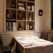 改まった機会にふさわしいシンプルで上品な店内空間は、テーブル同士の間隔に余裕があり、静かに落ち着いて過ごせます。『季節のおすすめコース』『ワインマリアージュコース』の2つを提供しています。