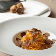 店内にはテーブル席のほかカウンター5席もあり、ワインバーとして気軽に利用するカップルもいます。季節が変わる度に訪れたくなる、そんなお店です。