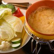 バーニャカウダソースの鍋にたっぷりの生野菜を入れてぐつぐつ煮込んでいきます。たくさんの野菜ですが、かさが減るので一人でも食べられます。いろいろな野菜の甘味が一体となったスープの味わいは格別です。
