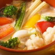 ピエモンテの郷土料理をアレンジしたオリジナルメニュー。バーニャカウダソースで野菜を煮ていくと、キャベツ半玉もあっという間に食べられます。残ったソースはフォカッチャにつけてどうぞ。