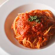 イタリア産の甘くて酸味が少なめのトマトを使った濃厚なトマトソースには、強めのニンニク風味と唐辛子の辛さがベストバランス。シンプルなのに、ここでしか食べられない味わいです。