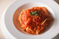 余分なものは入れない定番の『スパゲットーネ アラビアータ』は創業からずっと人気