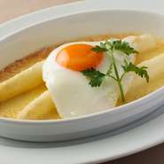 器一面に散らしてパリパリに焼き上げたパルミジャーノチーズと目玉焼きをくずしてアスパラガスに絡めていただきます。アスパラガスの甘さと瑞々しさが口の中に広がります。