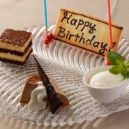 ※表示価格は税込価格です。
※事前ご予約でメッセージクッキープレートをサービスいたします。
※ご予約時にメッセージを以下よりお選びいただき、備考欄へご記入お願いします。
　○○○○○おめでとう　お名前　
　Happy Birthday!　お名前
※その他のメッセージプレートは+300円、ホールケーキは別料金でご用意いたしますので、ご相談ください。