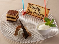 本日の前菜かサラダ、お好きなパスタ、メイン料理が選べるプリフィックスコース。優雅なランチタイムに！