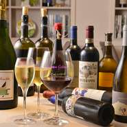 季節のおすすめコースにソムリエが料理に合わせて厳選のグラスワイン４杯付きのお得なコース。