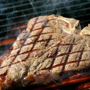 『フィレンツェ風Tボーンステーキ』は700～800gのボリューム。厚みのあるTボーンの表面を強火でカリっと焼き付けます。イタリアンレストランらしい肉料理をお楽しみください。　　