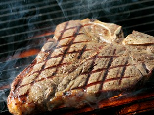 本場フィレンツェの”ビステッカ”スタイルで焼き上げます