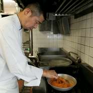 当店のメニューは日替わりです。季節ごとの鮮魚や野菜、本来のおいしさを最も際立たせるイタリアンの一品に仕立てるため、毎日真剣勝負を重ねています。