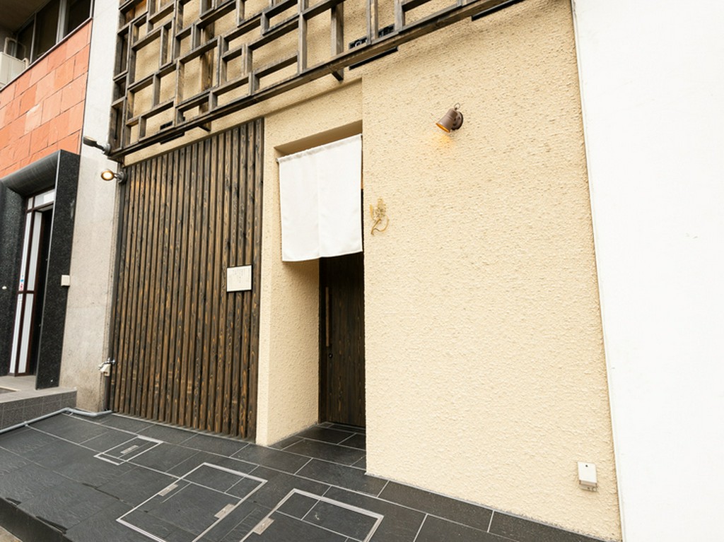 小料理屋のような雰囲気をたたえる、隠れ家的な外観