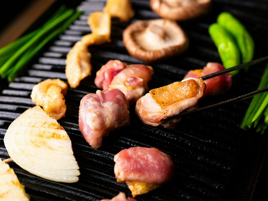 備長炭の香りをまとった地鶏の炭火焼き