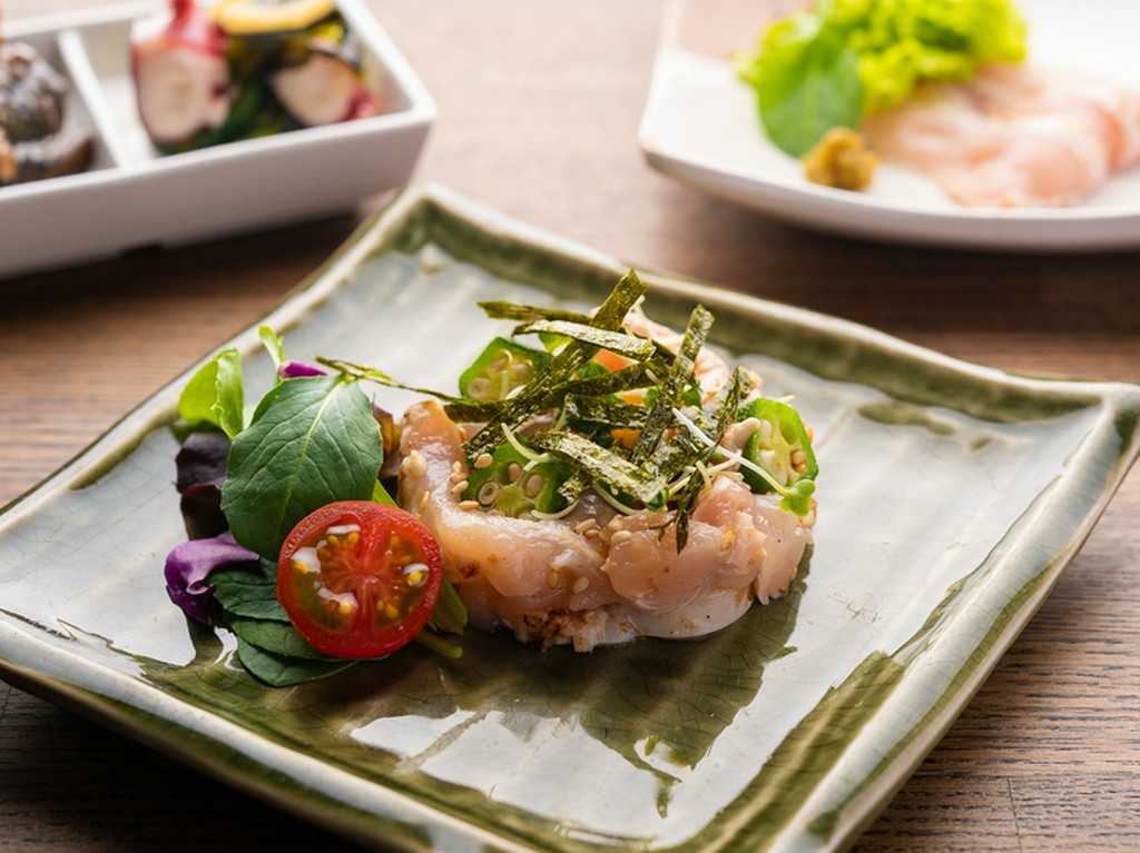 日替わりで、地鶏のさまざまな部位を使ってバラエティー豊かに用意する前菜
