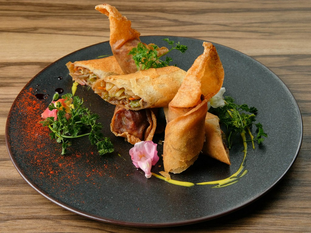 独特の盛り付けにも注目『自家製長春巻き～沙茶醤風味～』