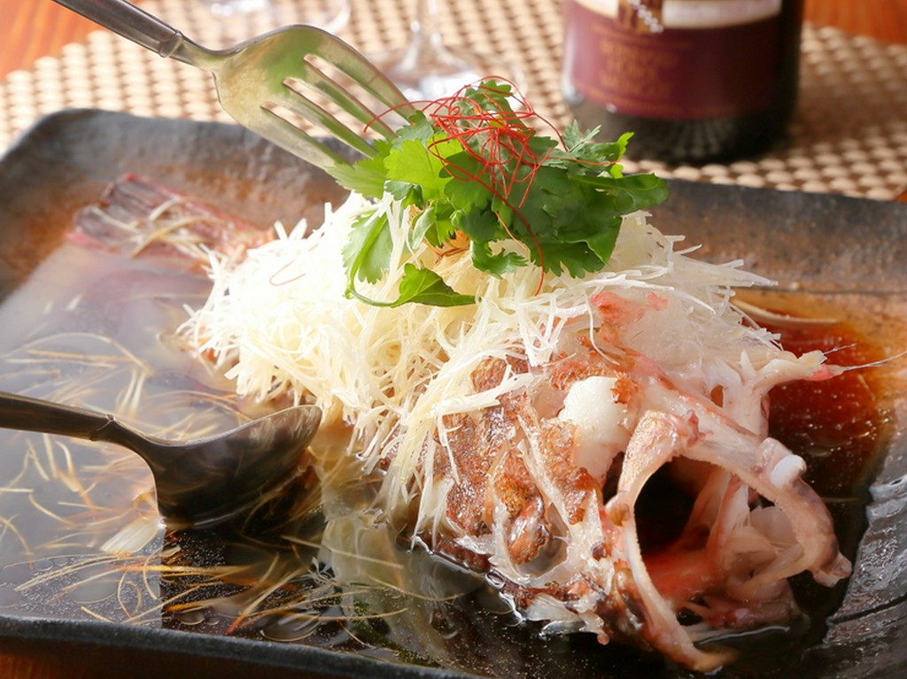 スープの中にほんのり感じられる和風出汁で魚の美味しさを引き立てた『本日入荷の鮮魚の蒸し物　香港風』