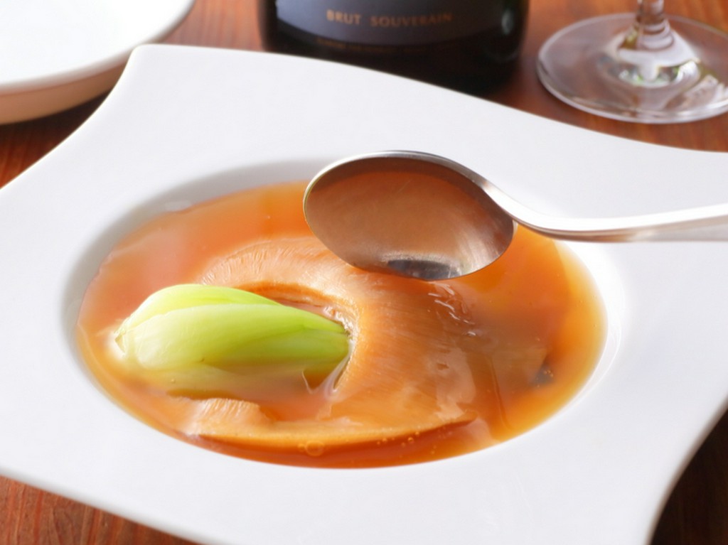 高級ふかひれを丸ごと贅沢に！　トロトロの食感がたまらない『ふかひれの姿煮込み』