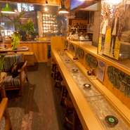 気さくで明るい店長、スタッフとの会話でお1人で来店してもお楽しみいただけます。お客様との会話、コミュニケーションを糧により良いお店になれればと。ぜひお一人様でもお気軽にご来店ください！