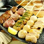 その日のおススメ串盛りは、ぜひ食べてほしい部位や人気の部位を盛り合わせた人気のメニューです。味付けは塩かタレをお好みで（5本）。