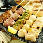 その日のおススメ串盛りは、ぜひ食べてほしい部位や人気の部位を盛り合わせた人気のメニューです。味付けは塩かタレをお好みで（5本）。