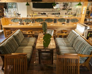 内装からアイテムまでこだわり、池袋で海を感じる空間に