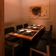 和の趣きある店内には、6名までで使える個室が完備され、接待などの会食に最適です。個室のテーブルにはカウンターと同じく桜の木が使われており、温かみのある優しいムードを演出してくれます。