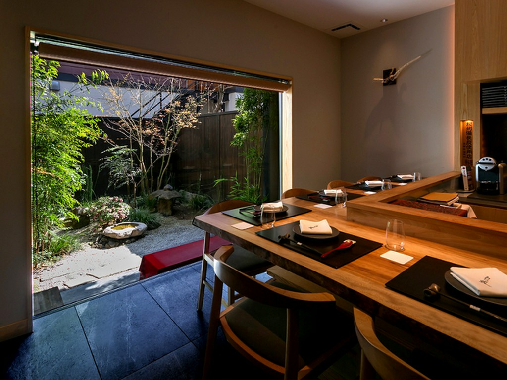 日本庭園を眺めながら、ゆったりとくつろげる至福のひととき