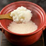 米は新潟県下田村の木村さんのコシヒカリを使用し、信楽焼きの土鍋で一組ずつ炊き上げてくれます。甘味、粘り、旨味のバランスが抜群で、米の味をしっかりと味わえる逸品です。