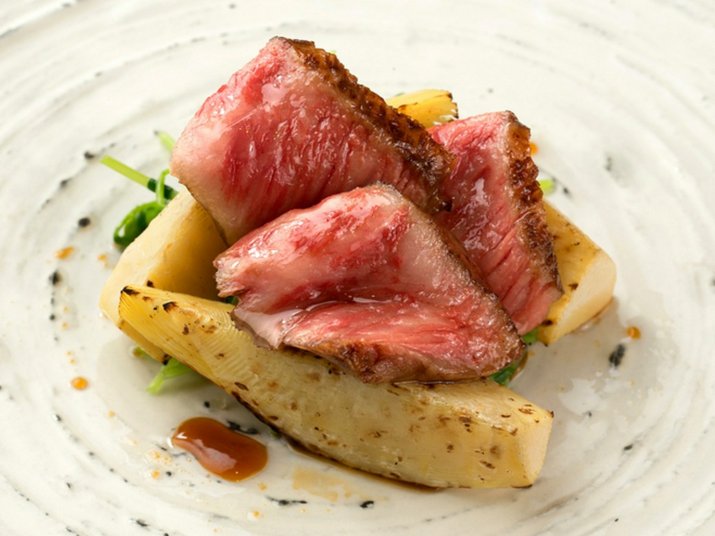  霜降りの甘さと赤身の旨味を味わえる『和牛イチボの炭火焼き』